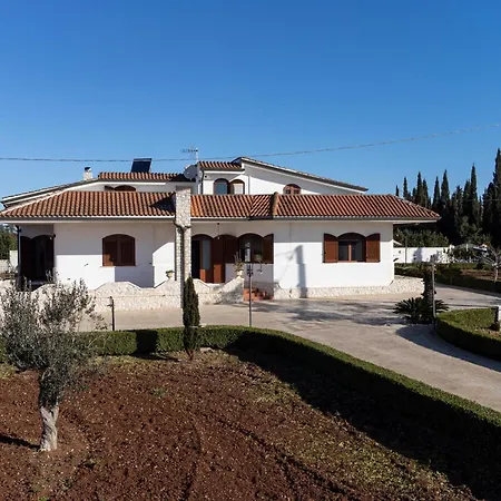 فيلة Tenuta With Garden And Pool - Happy